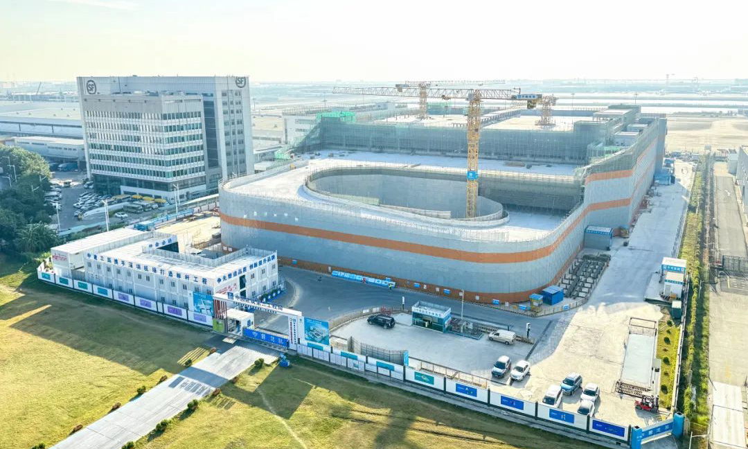 深圳機場東區國際快件一號貨站項目由中建三局承建，是深圳機場“十四五”規劃的重點物流設施。項目總建筑面積約為6.5萬平方米，致力于打造高效、綠色、安全、產業鏈協同發展的國內航空物流業標桿，該項目建設作為深圳機場提升服務品質，優化航線布局重要戰略的關鍵一環，建成后預計貨物吞吐量20萬噸每年，助力深圳機場提升現代化綜合承運能力。