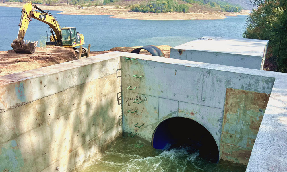 2月21日，中鐵七局承建的松華壩水庫提水管正式向松華壩水庫通水。松華壩水庫提水管線路全長684米，輸水管道為管徑2米的壓力鋼管，提水能力為7.3立方米/秒，是滇中引水二期配套工程首條完工通水的干線節點工程。計劃至3月底，松華壩水庫提水管為松華壩水庫增蓄500余萬立方米水量，將有效緩解昆明主城區春季供水壓力，全力保障今年主城區汛前正常供水。