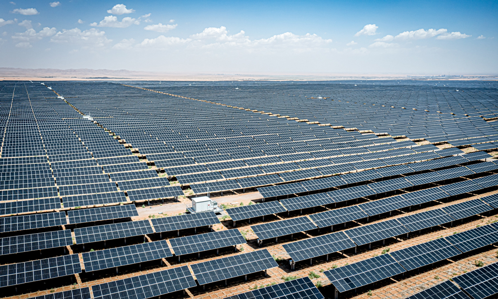 在廣袤荒涼的騰格里沙漠東南腹地的沙海中，泛著藍(lán)色光澤的光伏板如海浪般綿延不絕，光伏板間草木生長(zhǎng)、綠意喜人。坐落在寧夏中衛(wèi)的國家能源集團(tuán)龍?jiān)措娏幭尿v格里沙漠新能源基地一期1吉瓦光伏發(fā)電項(xiàng)目，是全國首批首個(gè)“沙戈荒”新能源基地建成項(xiàng)目，也是“西電東送”核心電源工程，通過“板上發(fā)電、板間種植、板下修復(fù)”的模式，探索“新能源建設(shè)+沙戈荒生態(tài)系統(tǒng)保護(hù)與修復(fù)”的新路徑，在大漠荒原鋪展開一幅壯美的綠色生態(tài)畫卷。