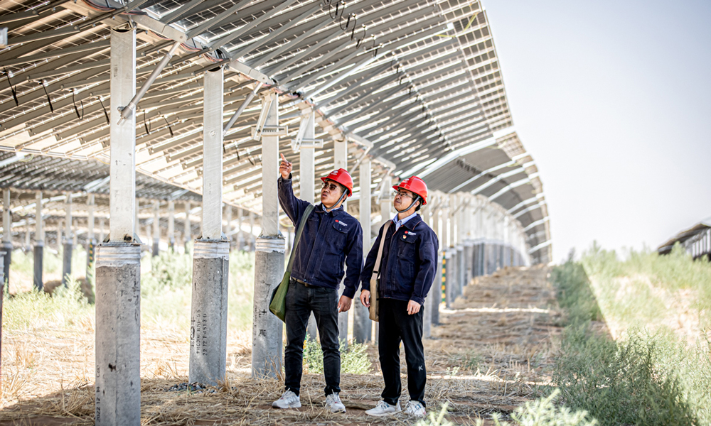布設(shè)在光伏板下部的平單軸支架是真正的“追光使者”。結(jié)合太陽軌跡，高精度傾角傳感器可實(shí)現(xiàn)精準(zhǔn)“追日”，提升15-20%的發(fā)電效能。項(xiàng)目人員定期巡查，消除隱患，確保光伏組件正常運(yùn)轉(zhuǎn)，創(chuàng)造良好的經(jīng)濟(jì)效益。