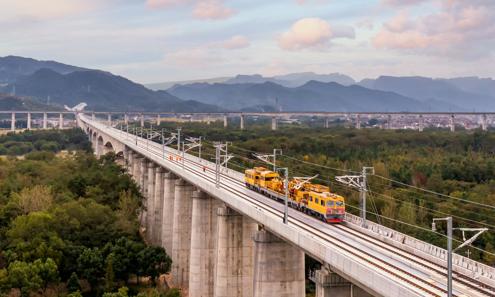 4月21日，中國中鐵旗下中鐵電氣化局參建的杭溫高鐵接觸網(wǎng)工程全線貫通，為下一步全線送電和聯(lián)調(diào)聯(lián)試奠定了基礎(chǔ)。杭溫高鐵北起杭州市桐廬東站，止于溫州市溫州北站，新建正線長度260公里，設(shè)計時速350公里。