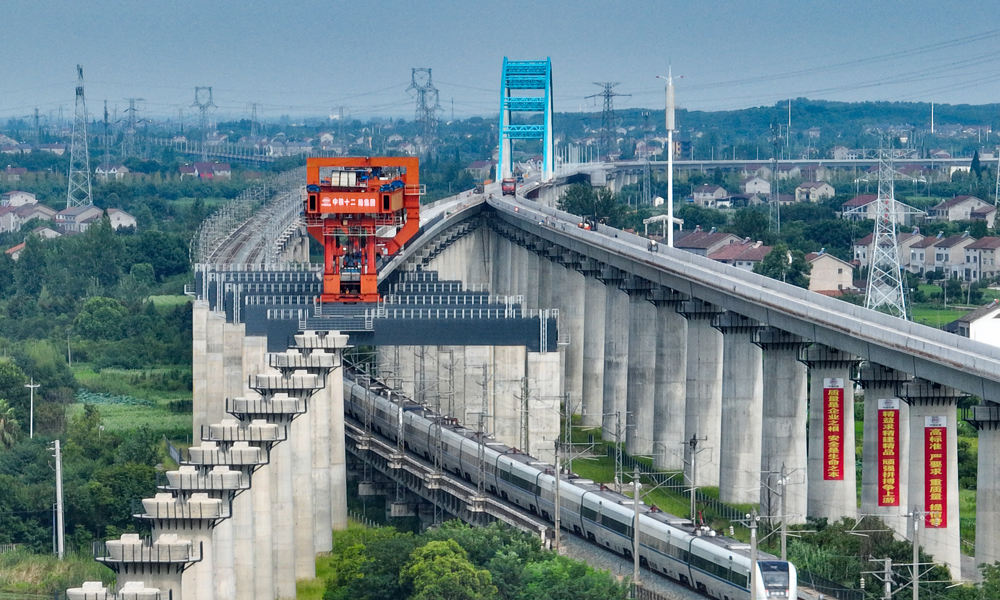 荊荊高速鐵路是國家“十三五”綜合交通體系規(guī)劃中的區(qū)際交通網(wǎng)絡(luò)重點工程，是我國“八縱八橫”高速鐵路網(wǎng)中呼（和浩特）南（寧）高速鐵路的重要組成部分。建成通車后，將助力湖北省實現(xiàn)“市市通高鐵”，對進(jìn)一步完善鄂中區(qū)域綜合交通體系，推動長江經(jīng)濟(jì)帶發(fā)展，促進(jìn)江漢平原腹地沿線經(jīng)濟(jì)騰飛，支持湖北省內(nèi)協(xié)調(diào)均衡發(fā)展戰(zhàn)略具有重大意義。圖為正在施工的荊荊高鐵，上跨漢宜線。