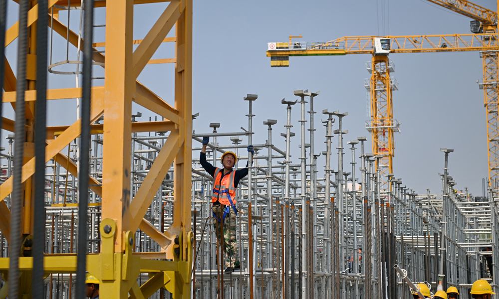 中國建筑工作人員在雄忻高鐵雄安地下段及相關(guān)配套工程四標段建設(shè)現(xiàn)場作業(yè)。