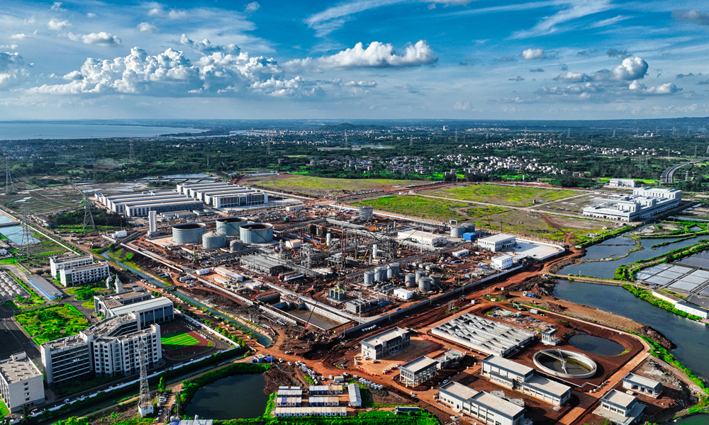 歷經(jīng)40余年勘探、8年方案設(shè)計、1年多工程建設(shè)，烏石23-5油田的豐收讓海油人的“烏石夢”一朝成真，為我國能源綠色低碳發(fā)展再添堅實助力。圖為烏石23-5油田群終端全景。