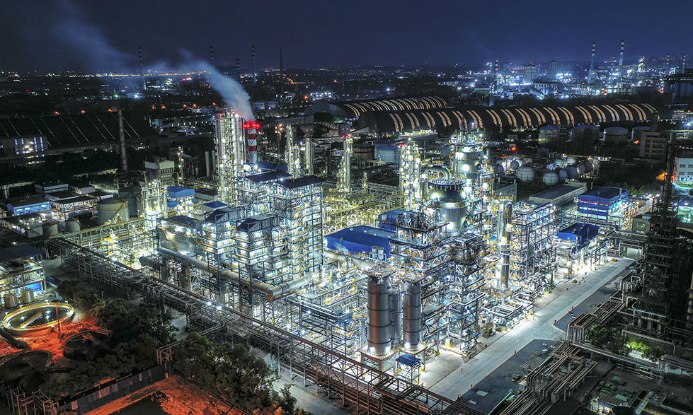 中韓石化新建的280萬噸/年催化裂化裝置投產以來，較大程度提高乙烯輕質原料的自供率，優化乙烯原料結構，提高煉化一體化整體競爭力和企業經濟效益，為增產高端化工產品奠定了基礎。未來，中韓石化將繼續秉承綠色、低碳、可持續的發展理念，不斷探索創新，為推動煉化行業的綠色轉型和高質量發展貢獻更多力量。