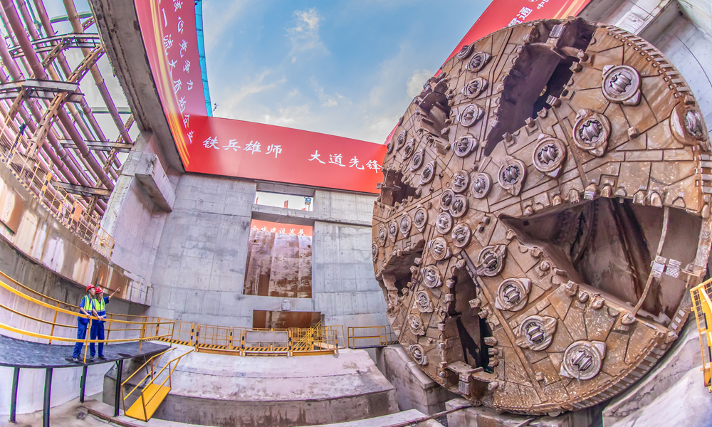 海珠灣隧道工程全長4.35公里，總投資約116.8億元，縱跨海珠區、番禺區，其中盾構段長2102米，設計為雙管雙向6車道，采用兩臺開挖直徑15.07米的泥水平衡盾構機施工，為廣州第一條超大直徑盾構隧道。圖為右幅隧道“大道先鋒號”盾構機貫通現場。