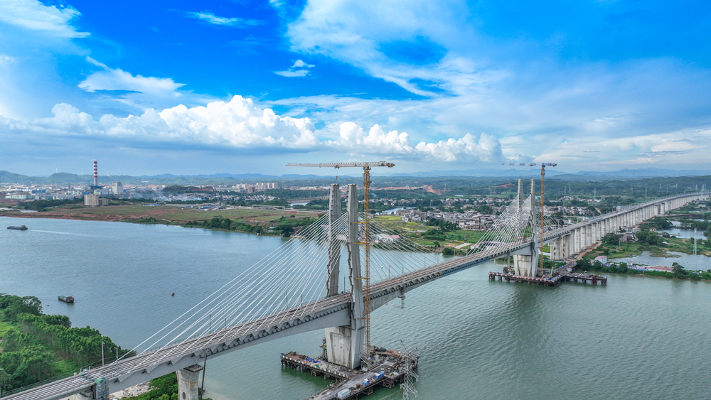 南深高鐵南玉段是廣西首條自主投資建設(shè)的時(shí)速為350公里的高速鐵路，屬于南寧至深圳鐵路的重要組成部分。項(xiàng)目全長193.31公里，西起南寧東站，東止玉林北站，中鐵二十五局負(fù)責(zé)施工的軌道工程涉及全部正線、站線鋪軌393.48公里。圖為已完成鋪軌施工的六景郁江特大橋。