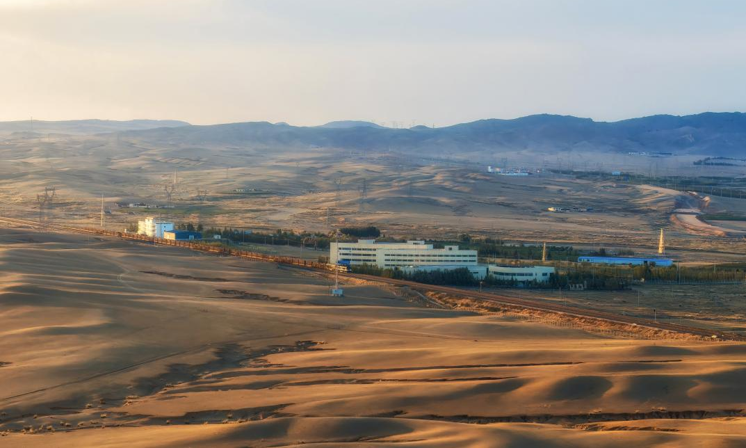 夕陽西沉，滿載烏金的列車在金海中破浪前行，鐵路運(yùn)輸與草原融合，勾勒壯麗畫卷。（李尚昆 攝）