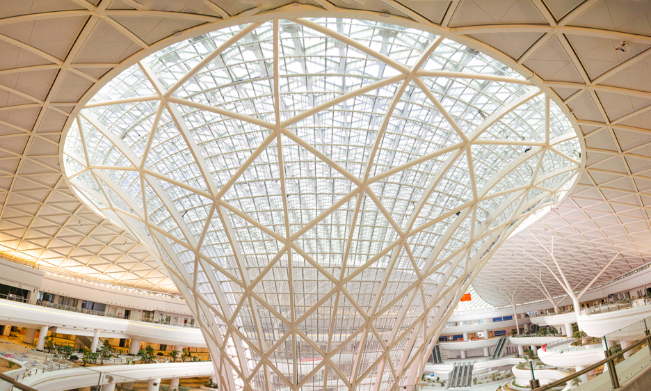 中鐵建工承建的中川國際機(jī)場三期擴(kuò)建項(xiàng)目綜合交通樞紐是全國首個落實(shí)空鐵（軌）換乘流程優(yōu)化的綜合客運(yùn)樞紐，匯集了公路、鐵路、航空等多種交通方式：地下20米深處連接蘭張三四線鐵路，地下11米深處預(yù)留地鐵站廳，地面為建筑面積約20萬平方米的停車樓。