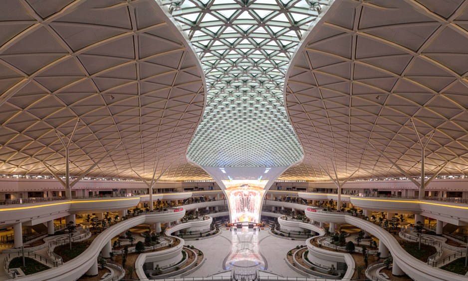 據(jù)悉，中川國際機(jī)場三期擴(kuò)建項(xiàng)目設(shè)計目標(biāo)為2030年旅客吞吐量3800萬人次、貨郵吞吐量30萬噸、飛機(jī)起降30萬架次。項(xiàng)目建成投運(yùn)后，對甘肅省打造“一帶一路”樞紐制高點(diǎn)，加快推進(jìn)“空中絲綢之路”建設(shè)，深度融入“雙循環(huán)”新發(fā)展格局具有重要意義。