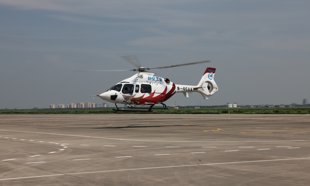 AC332直升機(jī)在高溫試飛中將完成動(dòng)力裝置冷卻、滑油系統(tǒng)冷卻、發(fā)電機(jī)冷卻等科目。本次高溫試飛將驗(yàn)證動(dòng)力裝置、滑油系統(tǒng)、發(fā)電機(jī)在高溫環(huán)境下的性能。