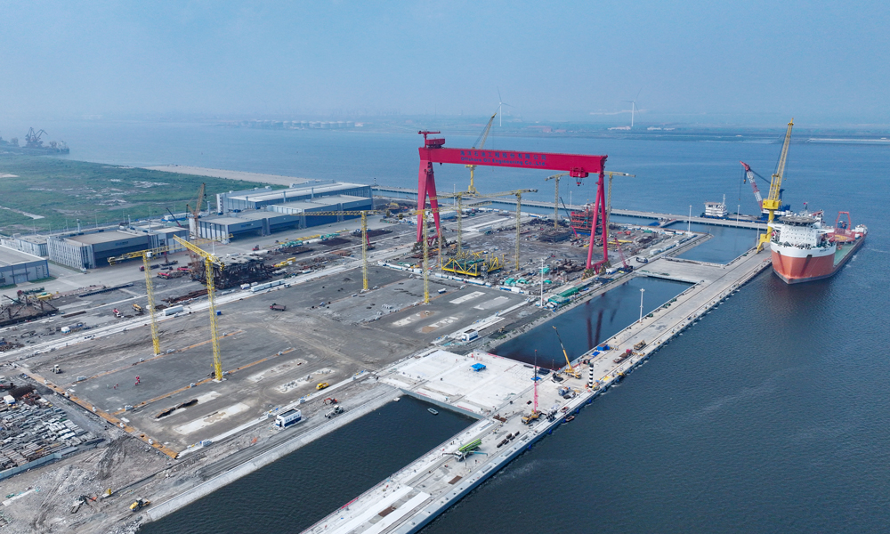 近日，位于天津臨港經濟區的我國首個海洋油氣裝備制造“智能工廠”——中國海油下屬海油工程天津智能制造基地二期工程主體結構建造完工。圖為海油工程臨港智能制造基地二期工程場地和碼頭全景。