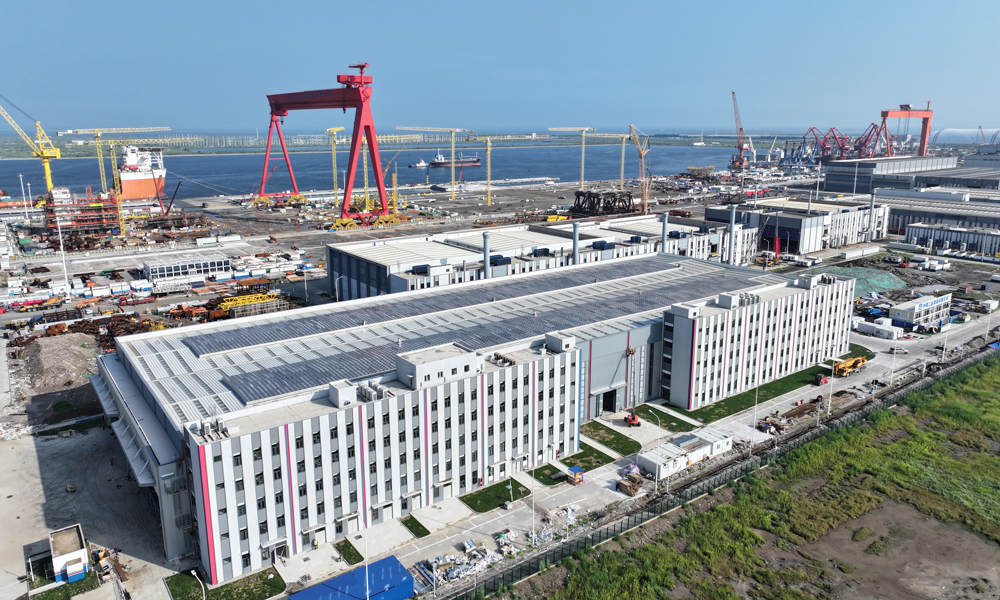 海油工程天津智能制造基地二期項目建設于2023年7月啟動，新增建筑面積約1.88萬平方米，總占地面積約5.2萬平方米，主要建設內容包括結構管線智造車間、總裝場地、出運通道及碼頭等。圖為海油工程臨港智能制造基地二期工程車間全景。