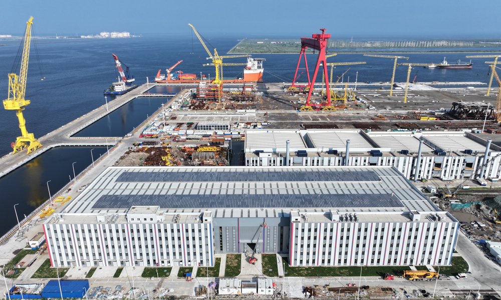 據了解，海油工程天津智能制造基地擁有海上油氣生產平臺及上部模塊、FPSO（浮式生產儲卸油裝置）模塊等高端海洋工程產品建設能力，重點打造海洋工程產品智能制造及總裝核心技術，有力推動我國海洋裝備制造從傳統人力模式向現代化智能工廠跨越。海油工程臨港智能制造基地二期工程車間全景。