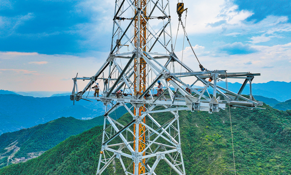 近日，國家電網福建送變電公司施工人員在重慶市奉節縣山區組立±800千伏寧夏—湖南特高壓直流輸電線路工程（11標）的鐵塔。