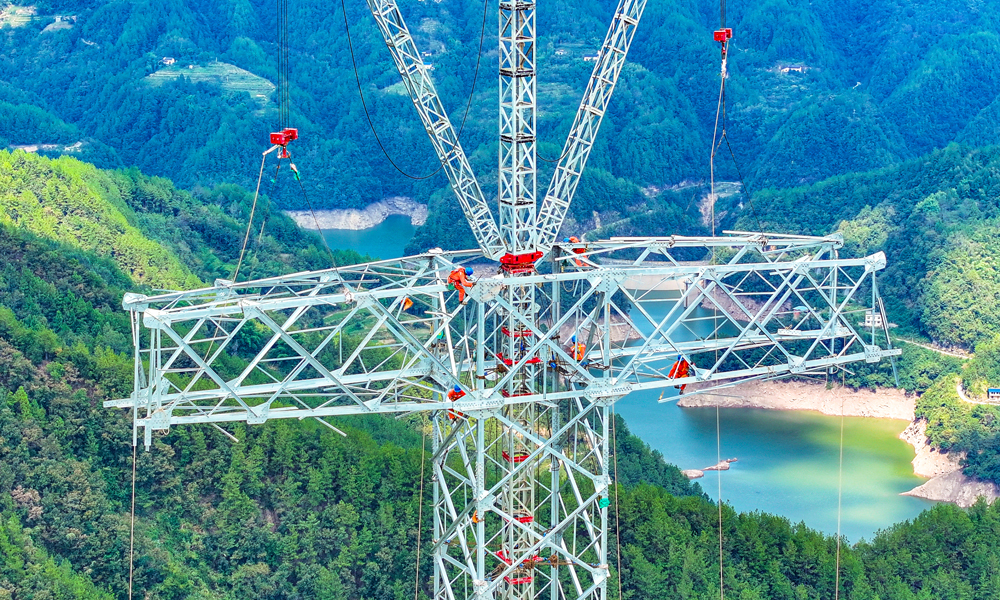 “寧電入湘”特高壓工程線路全長1634千米，是我國首條以輸送“沙戈荒”風電光伏大基地新能源為主的電力外送大通道，也是我國“西電東送”的重要工程。