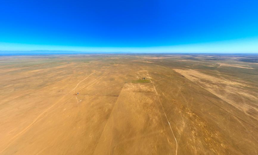 在光伏基地建設之前，大片荒地裸露在外，國電電力內蒙古綜合能源的建設者們扎根于此，在茫茫荒原上用青春和熱血澆灌出一片令人驚嘆的“光伏藍海”。圖為2023年9月拍攝的項目選址原始地貌。