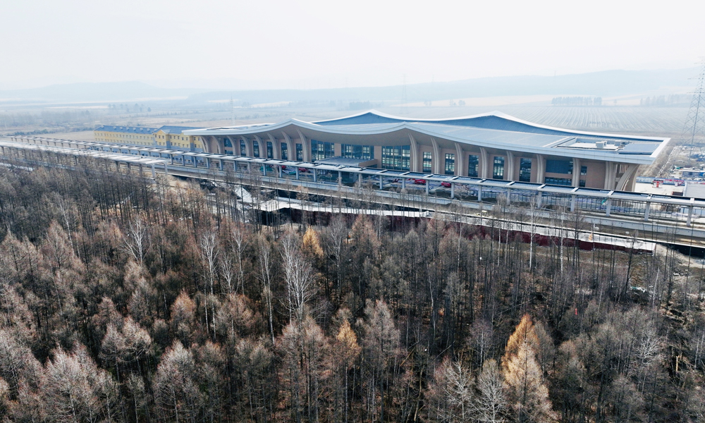 伊春西站是我國目前在建緯度最高、地域溫差最大的高鐵站房，也是哈伊高鐵全線規模最大站房。站房總建筑面積19985平方米，站臺總規模為2臺4線。該站外觀設計以“林海雪原 松韻龍騰”為主題，站房屋頂呼應伊春周邊群山起伏的曲線，建筑立面采用白色漸變的橫向線條，既如紅松林的樹影婆娑，又塑造了萬里雪飄的北國意境。圖為伊春西站裝配式雨棚。