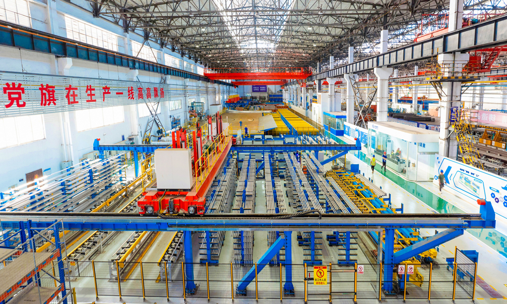 東方鍋爐一系列“數制·智聯”工廠建設，是全面貫徹國家“以信息化推動傳統產業升級、加快數字經濟建設、加快發展新質生產力”等系列精神的重要行動，是東方電氣集團加快數字化制造轉型戰略的重要成果。圖為已投運的鍋爐行業首個聯箱數字化智能制造工廠。
