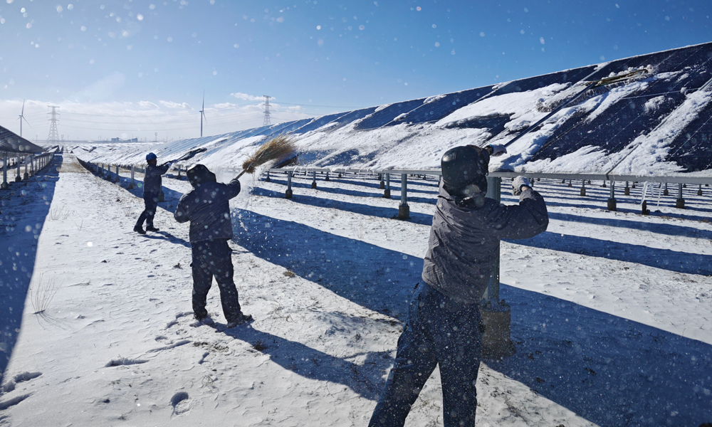 中廣核寧夏靈武馬家灘光伏電站遭受強降雪襲擊，道路與光伏組件積雪嚴重，給設備安全運行和發電帶來了極大的挑戰，電站迅速組織全員行動，頂風冒寒對光伏板展開全面清理，力保電站發電效率。