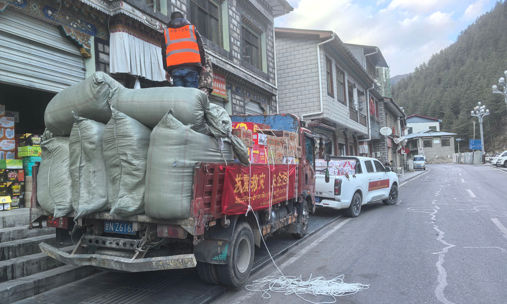 中鐵十五局亞東項目立即組織救援人員15名，緊急采購方便面、礦泉水、燒水壺、棉被等物資奔赴現(xiàn)場，另有后續(xù)搶險救援10名人員、大型機械設(shè)備4臺已經(jīng)做好準備，根據(jù)當?shù)卣枨箅S時進行救援。