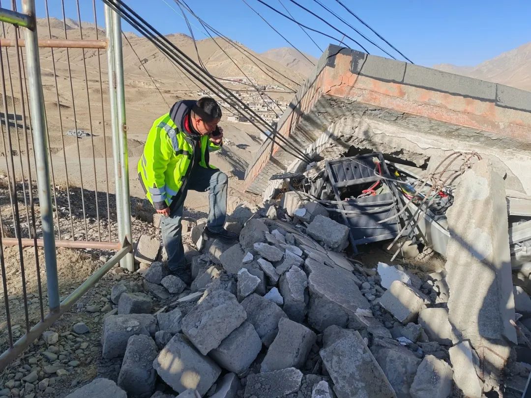 應(yīng)對(duì)突發(fā)災(zāi)情，中國(guó)移動(dòng)配備了30KVA油機(jī)發(fā)電車、6部衛(wèi)星電話、1套便攜式衛(wèi)星基站、5臺(tái)便攜式油機(jī)、光纜14公里。同時(shí)，中國(guó)移動(dòng)西藏公司日喀則分公司已協(xié)調(diào)80臺(tái)油機(jī)發(fā)電機(jī)從拉薩發(fā)往災(zāi)區(qū)，已于1月7日到達(dá)。