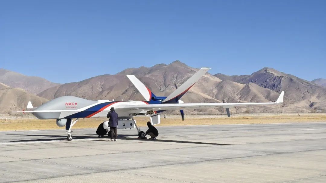 “翼龍”-2H應(yīng)急救災(zāi)型無人機(jī)實(shí)時(shí)動(dòng)態(tài)傳輸災(zāi)區(qū)一線數(shù)據(jù)、高清畫面至應(yīng)急管理部和西藏自治區(qū)應(yīng)急管理廳指揮大廳，實(shí)現(xiàn)圖像、語音、數(shù)據(jù)的上下貫通和可視化指揮，有效破解災(zāi)區(qū)極端“三斷”情況下“力量突不進(jìn)去、信息傳不出來”的難題，為確定風(fēng)險(xiǎn)點(diǎn)位、監(jiān)測災(zāi)情發(fā)展、開展災(zāi)情摸排，實(shí)施有針對(duì)性的救援行動(dòng)提供了有力支持。