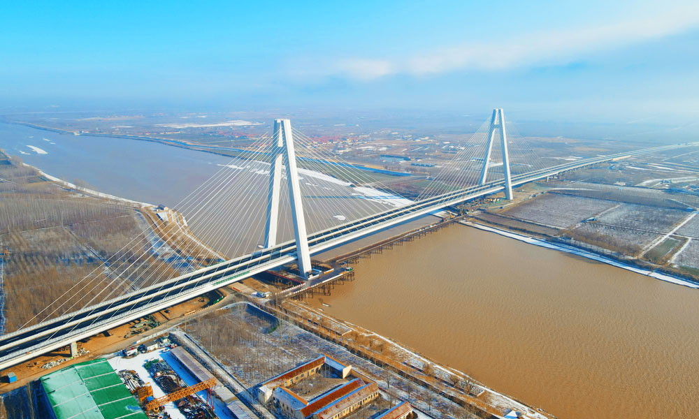 1月11日，由中國鐵建所屬鐵四院設計，中鐵十四局和山東黃河工程集團共同承建的東津黃河大橋順利通車，當地群眾跨黃通行時間由原來的繞路走浮橋30分鐘以上縮短至2分鐘，有效緩解了跨黃河交通壓力，極大地方便了居民出行。圖為東津黃河大橋。