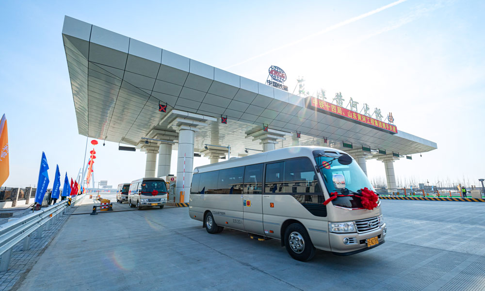 同時，受兩岸大堤交通凈空及防洪要求影響，該橋首創無下橫梁的A形橋塔，與超大體積啞鈴型承臺和地系梁形成穩定的框架結構，形成的“無下橫梁大傾角A字型橋塔施工關鍵技術”被鑒定為“國內先進”水平。圖為東津黃河大橋出入口。