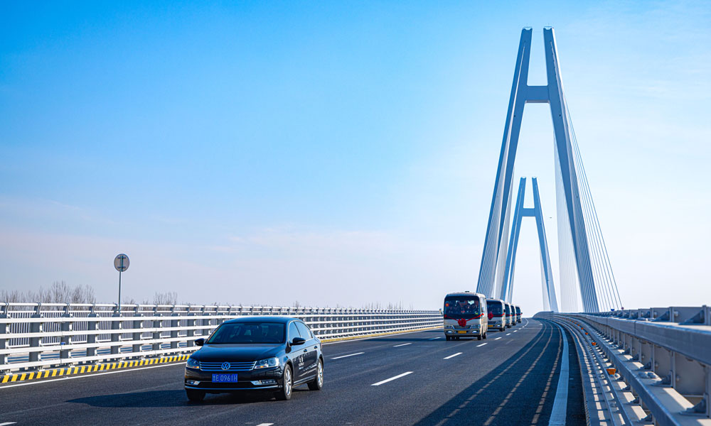 東津黃河大橋建成后將成為黃河自然保護區的靚麗名片，對于進一步加強黃河三角洲區域連通國內高速網絡能力，促進區域協調發展，推動實施黃河流域生態保護和高質量發展具有重要意義。圖為車輛通過東津黃河大橋。