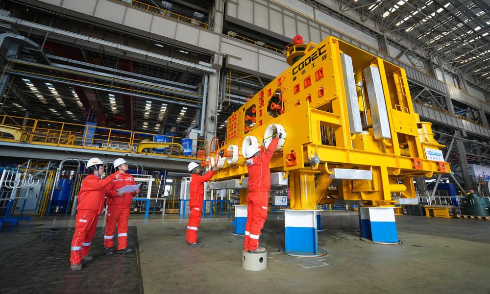 本次總裝的深水水下采油樹是目前國內(nèi)水深最大、壓力等級最高、溫度適用范圍最廣的水下采油樹。項目團隊通過多學科創(chuàng)新研究，攻克2000米級超深水采油樹布局及系統(tǒng)分析等多項關(guān)鍵技術(shù)難題。