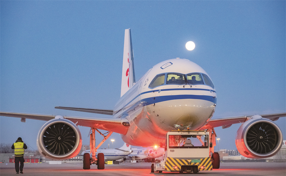 2025年春運(yùn)期間，中航集團(tuán)3架C919飛機(jī)加入春運(yùn)運(yùn)營(yíng)，執(zhí)飛北京—上海、北京—杭州、北京—武漢、北京—成都、北京—重慶5條航線，與此同時(shí)，中航集團(tuán)機(jī)隊(duì)“老將”也奮楫揚(yáng)帆，搭建起一條條空中通路。工作人員全力以赴，保障春運(yùn)順暢。