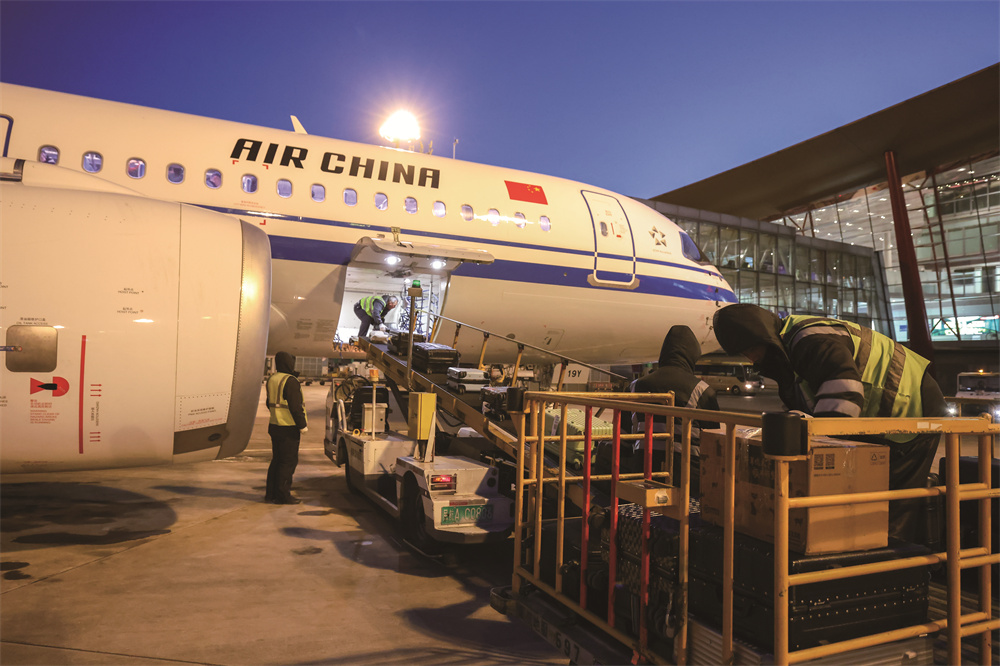 CA1405航班（北京—成都）由國(guó)產(chǎn)大飛機(jī)C919執(zhí)飛，機(jī)長(zhǎng)認(rèn)真進(jìn)行航前檢查，地面人員妥善裝載行李，各部門協(xié)同配合，保障航班安全。