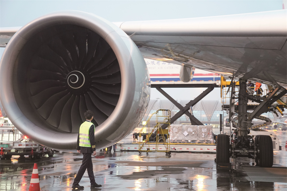 成都雙流機(jī)場(chǎng)，CA4101航班機(jī)長(zhǎng)繞機(jī)進(jìn)行航前檢查。