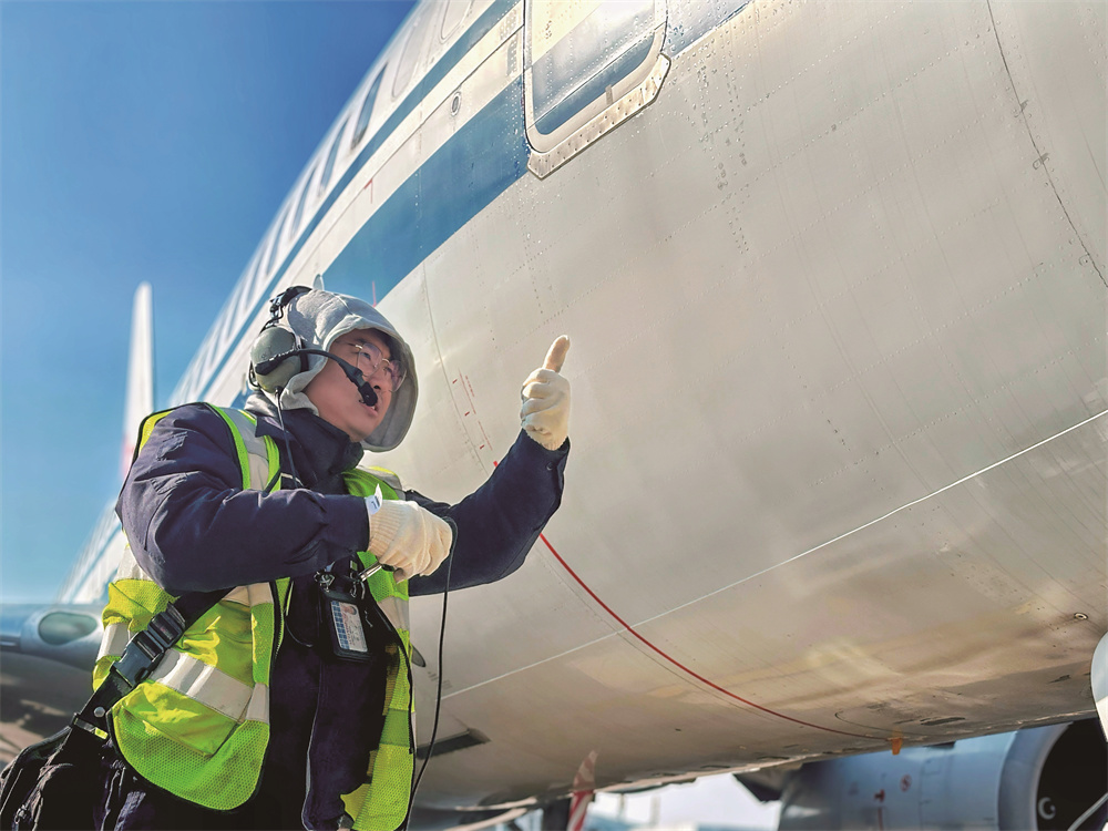 機(jī)務(wù)工作人員完成飛機(jī)檢查。