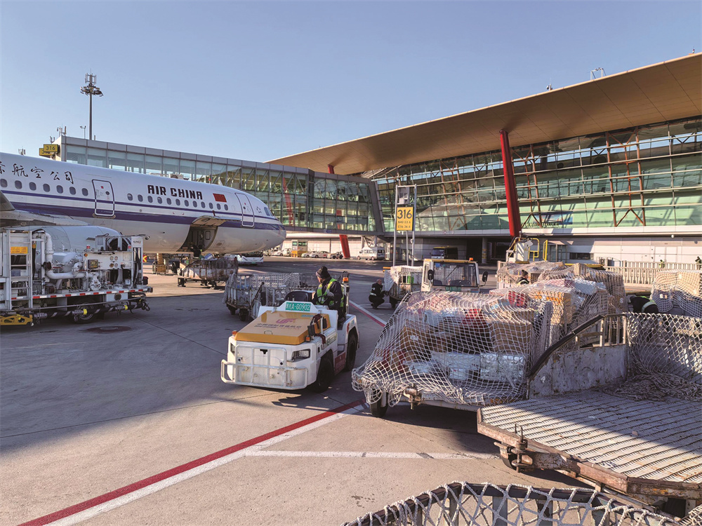 中航集團(tuán)旗下國(guó)貨航貨站事業(yè)部北京貨站站坪保障室在進(jìn)行春運(yùn)服務(wù)保障工作。