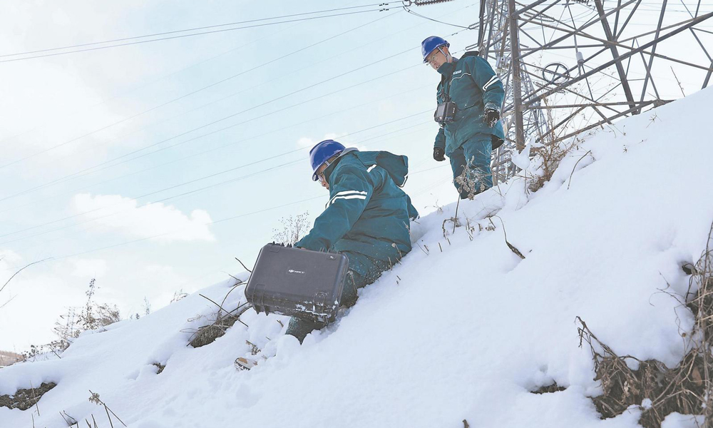 國家電網山東威海供電公司輸電運檢人員雪后特巡220千伏威鳳線。