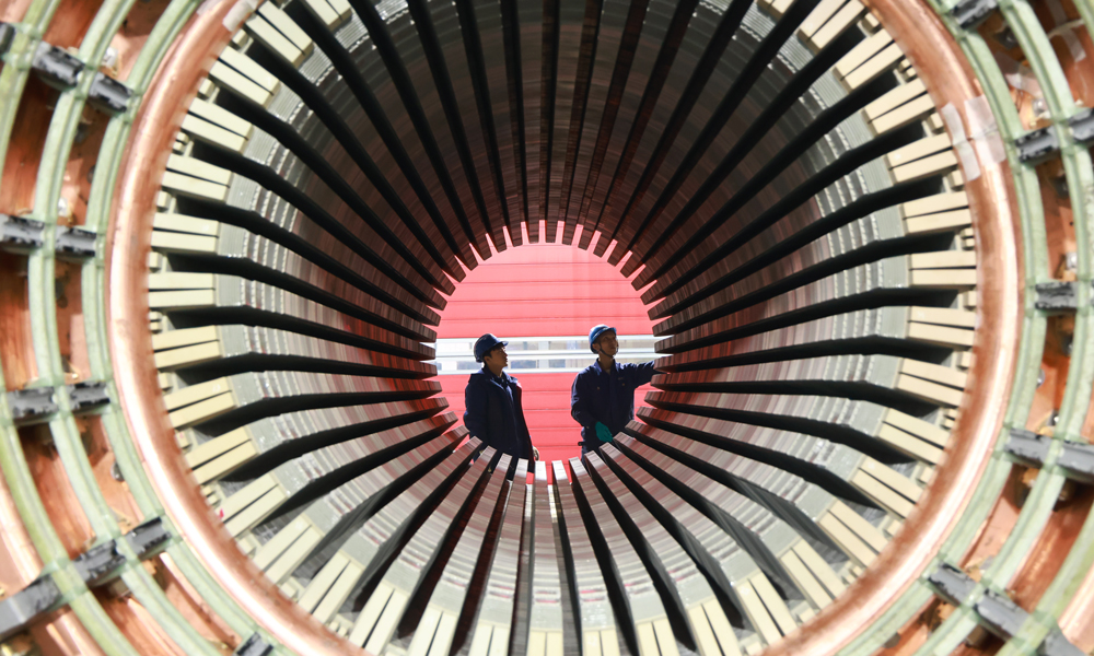 哈電集團電機公司工作人員進行汽輪發電機定子下線準備工作。