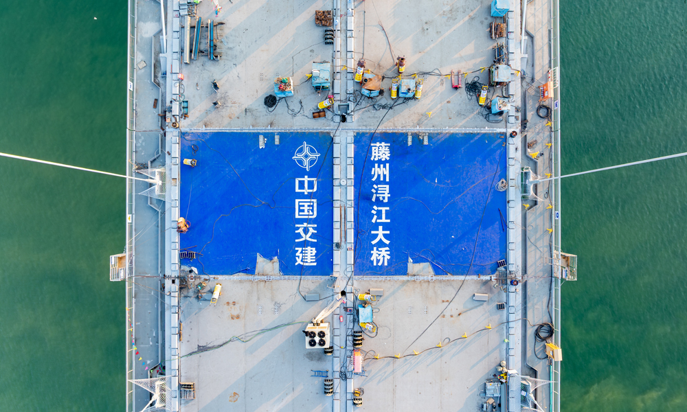 藤州潯江大橋位于廣西梧州市藤縣境內(nèi)，是世界首座獨(dú)塔空間纜斜拉-懸索協(xié)作體系橋梁，全長(zhǎng)約1.6公里，主塔高238米，是廣西最高橋塔。