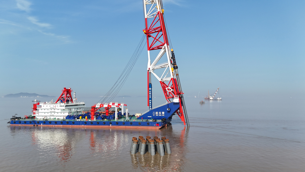 “二航長青”打樁船是目前世界上樁架最高、吊樁能力最大、施打樁長最長、抗風(fēng)浪能力最強(qiáng)的打樁船，可打最大樁重700噸、直徑7米的樁基。打樁船的“心臟”——直徑近2米，總長28米、重達(dá)385噸的主油缸由中交二航局牽頭研發(fā)，重量、直徑、長度均為全球第一，額定推力達(dá)5000噸，相當(dāng)于一次性可舉起1000頭重5噸的非洲象。