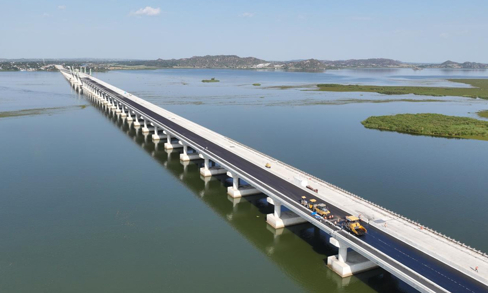由中國土木實施的坦桑尼亞馬古富力大橋項目位于非洲最大湖泊維多利亞湖南岸，全長4.66公里，雙向4車道，設計時速120公里。大橋于2024年10月合龍，預計將于2025年4月竣工通車。作為中非共建“一帶一路”標志性項目和坦桑尼亞國家重點項目，馬古富力大橋通車后將有效連接坦桑尼亞姆萬扎地區與其鄰國烏干達、盧旺達、布隆迪，對提升坦桑尼亞國家形象，推進周邊地區社會經濟發展具有重要意義。圖為馬古富力大橋航拍。