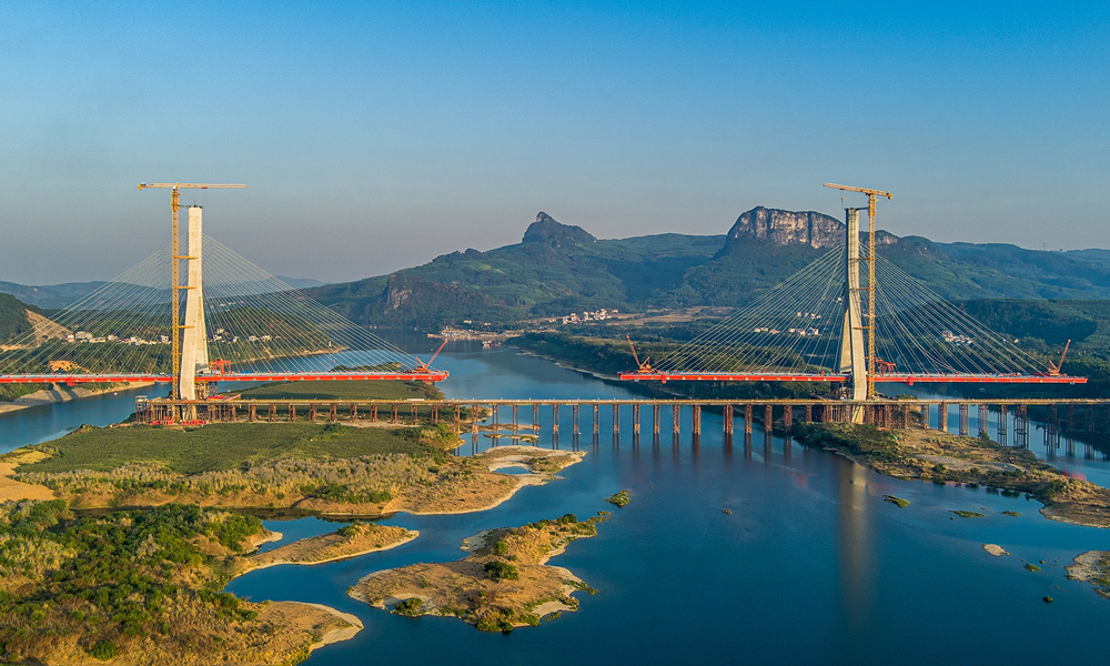 近日，中國中鐵旗下中鐵工業(yè)中鐵科工參建的廣西最大跨徑斜拉橋——柳州鹿寨至魚峰高速公路（簡稱鹿峰高速）青洲柳江特大橋合龍，為今年底全線通車奠定了基礎。