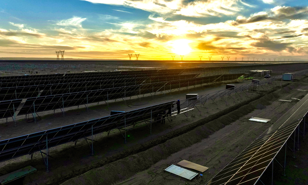 該項目總裝機容量70萬千瓦，包括10萬千瓦光熱項目、60萬千瓦光伏及配套330千伏輸變電工程。