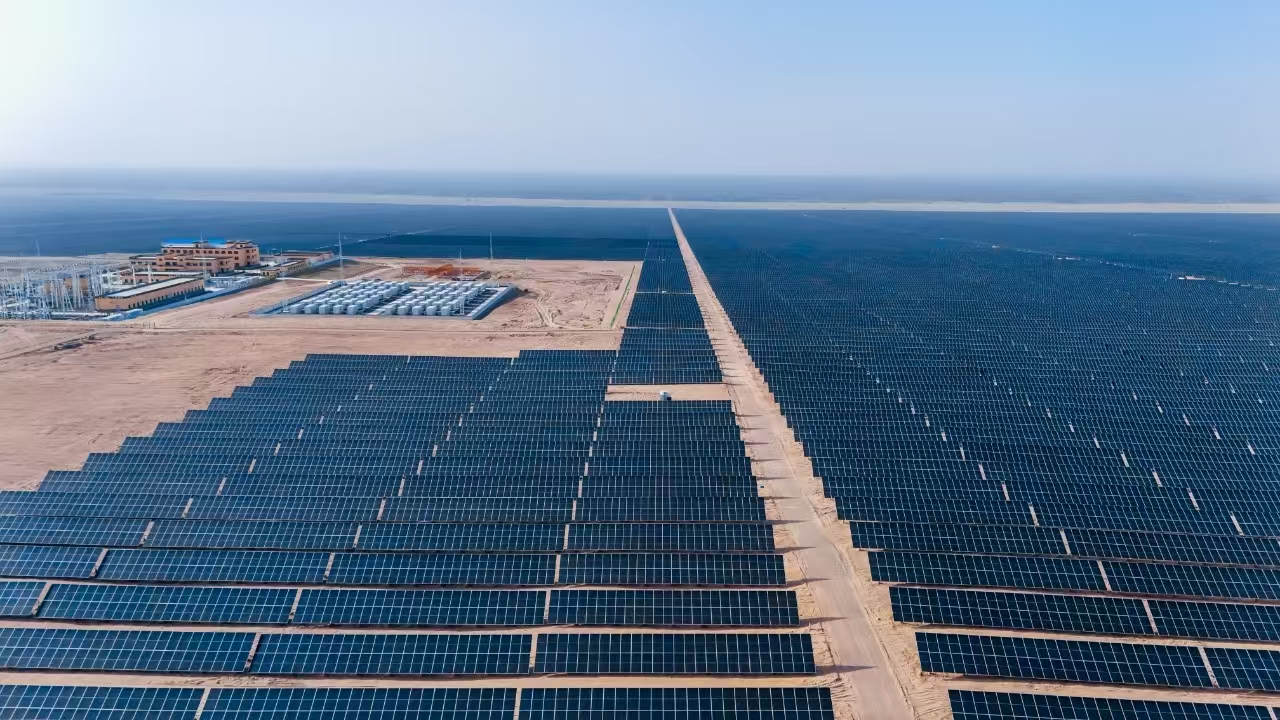 大漠春醒，萬物復蘇。在中廣核和田洛浦50萬千瓦光伏治沙項目的沙海中，一幅 