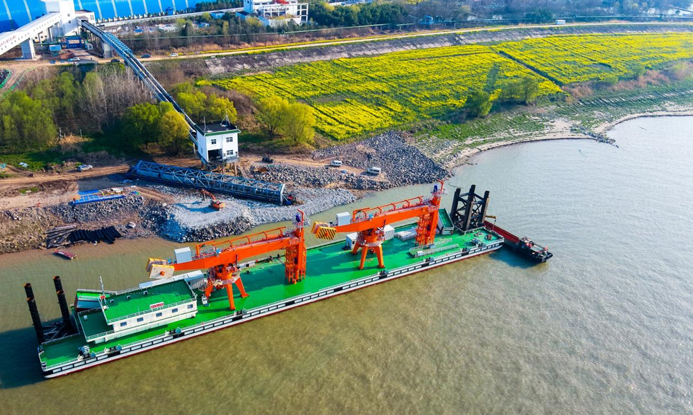 春江畔，國內首臺套螺旋卸船機浮碼頭在安徽公司池州電廠順利靠泊，該廠二期碼頭改造工程進入最后沖刺階段，即將為電廠穩定供能及區域能源保障注入新活力。王曦敏 攝