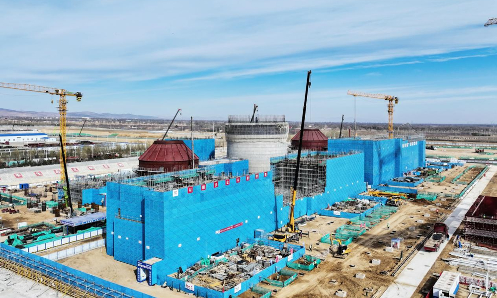 寧夏騰格里六盤山電廠建設工程建設現場，2000余名建設者正緊張有序地進行鍋爐鋼架吊裝、煙囪筒壁澆筑、間冷塔安裝等建設環節，一片熱火朝天的繁忙景象。宗柚鎂 攝