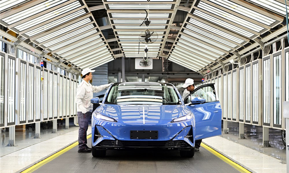 終檢線整車下線現場，全自動掃描儀當考官，燈光攝像頭當監考，任何小毛病都別想蒙混過關。