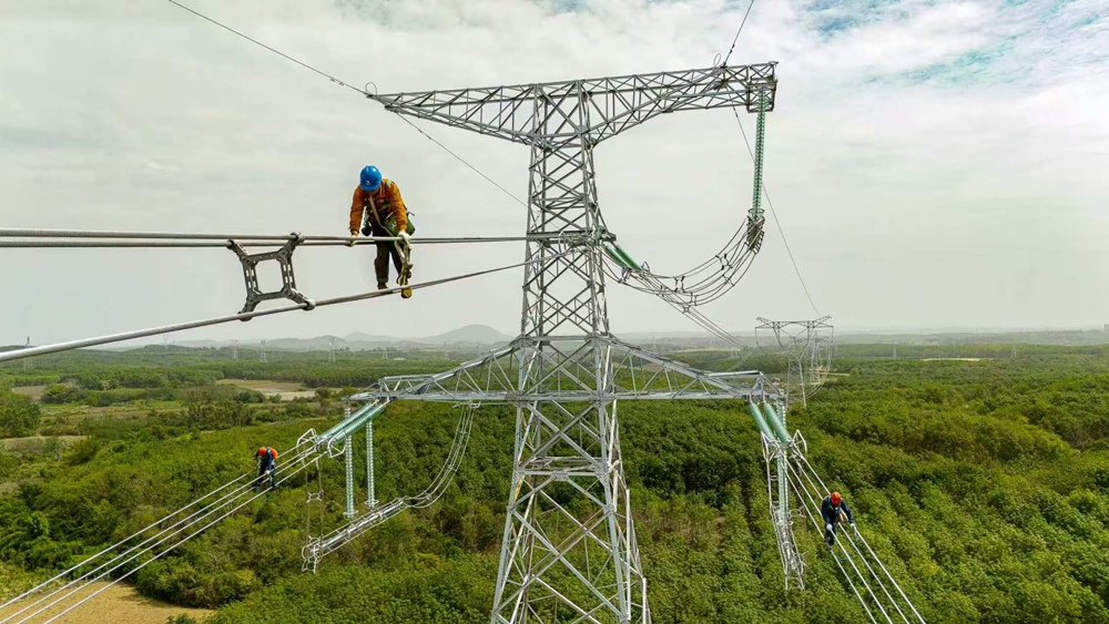 在海南海口、三亞、昌江等多地的施工現(xiàn)場，施工人員加緊進(jìn)行變電站電氣設(shè)備安裝和輸電線路組塔架線工作，為今年海南500千伏主網(wǎng)架工程投產(chǎn)全力以赴。