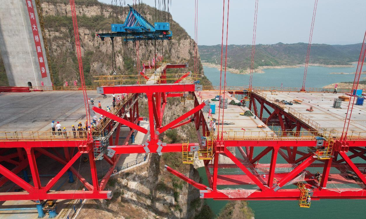 濟新黃河大橋位于黃河小浪底水庫上游30公里處，是濟新高速公路控制性工程。其創新采用的回轉纜索結構體系，突破了傳統懸索橋設計理念，通過單塔支撐與地錨式構造的有機結合，有效提升了橋梁跨越能力和結構穩定性。