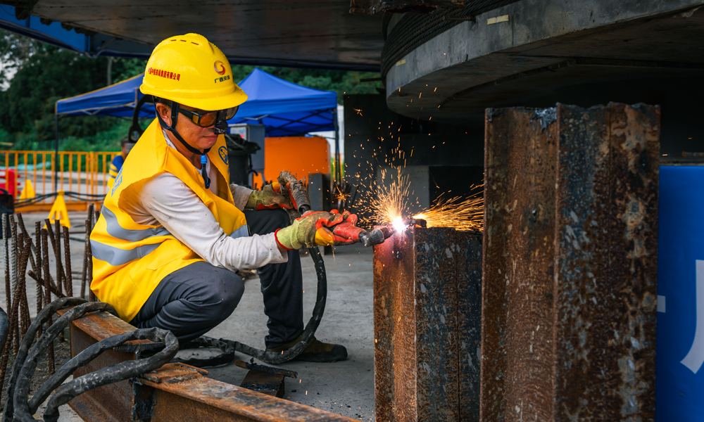 轉體施工中，梁體以每分鐘0.5度的速度順時針進行轉體，現場技術人員根據轉盤上的刻度盤、速度傳感器采集的相關參數等，對轉體速度進行實時監控和調整，保證轉體梁精準就位。2日17時開始，經過82分鐘旋轉41度，T構梁實現空中“精準轉身”。